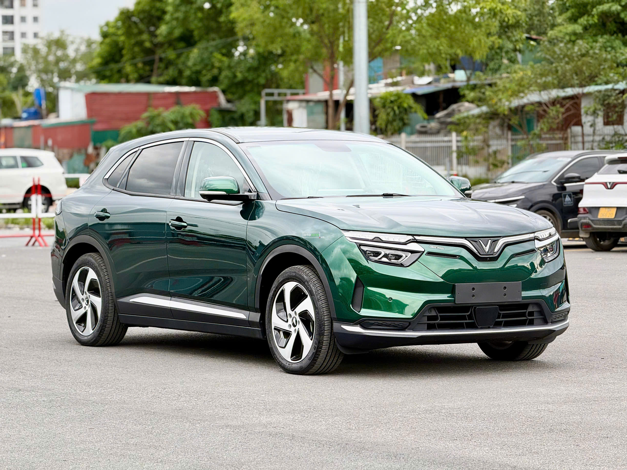 VinFast VF8 2024 Eco - 25 km3