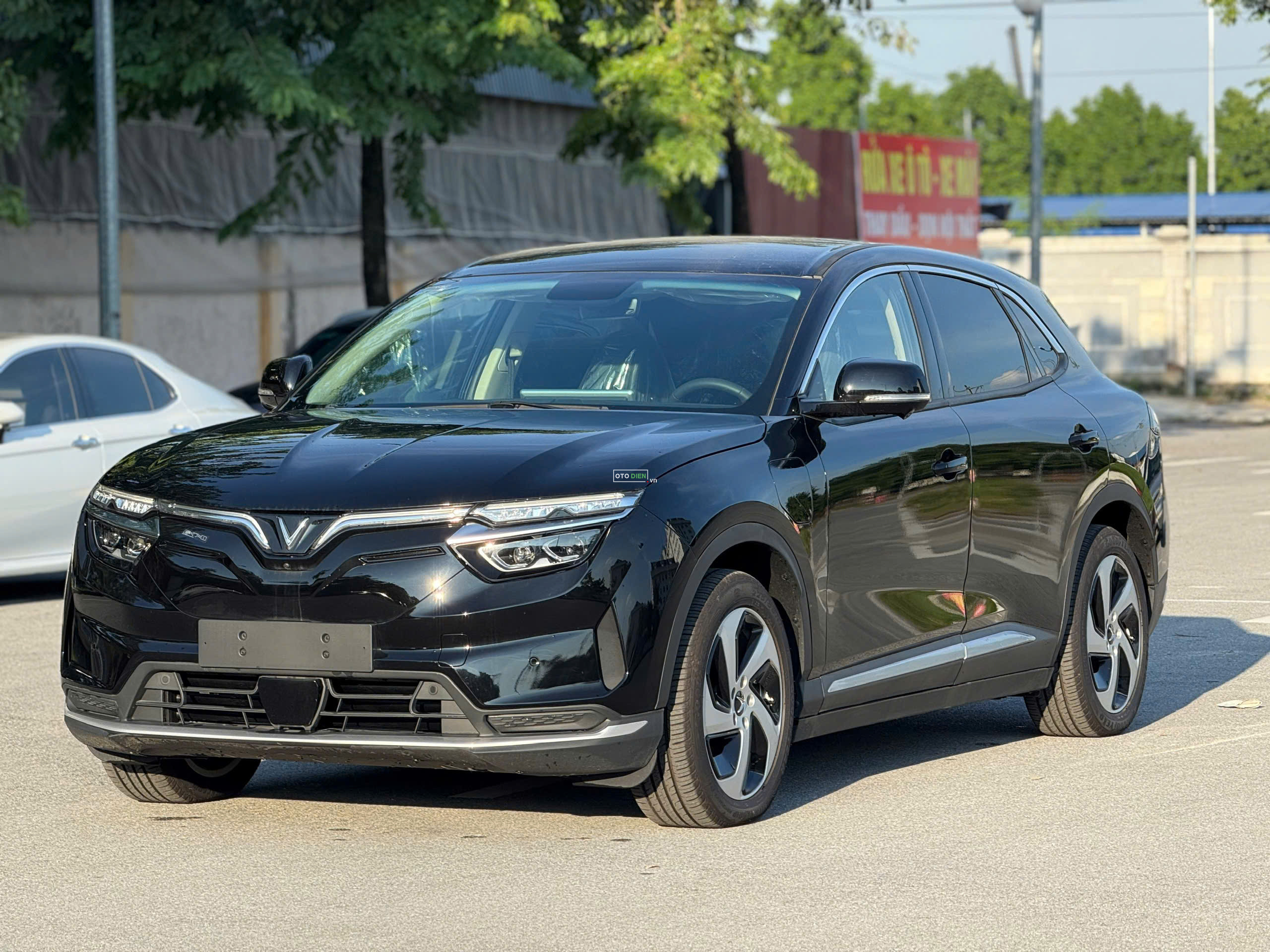 VinFast VF8 2024 Eco - 27 km1