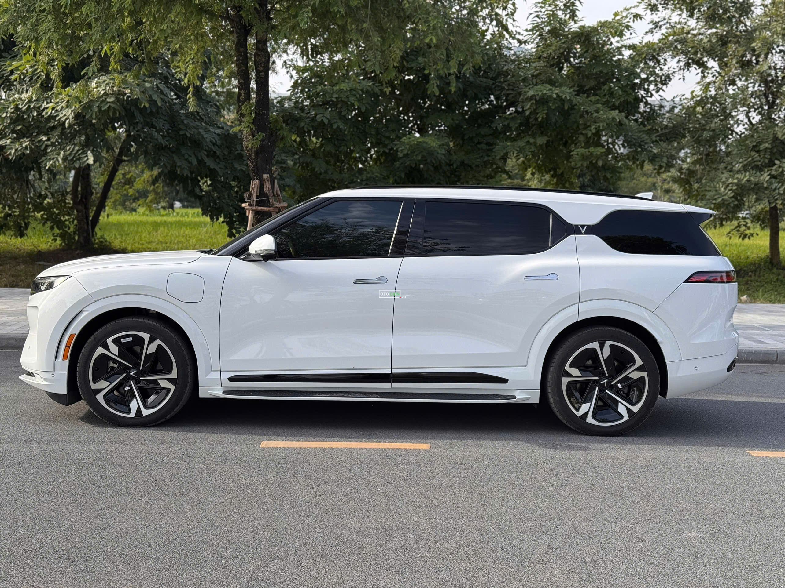 VinFast VF9 2025 Plus - 1500 km3