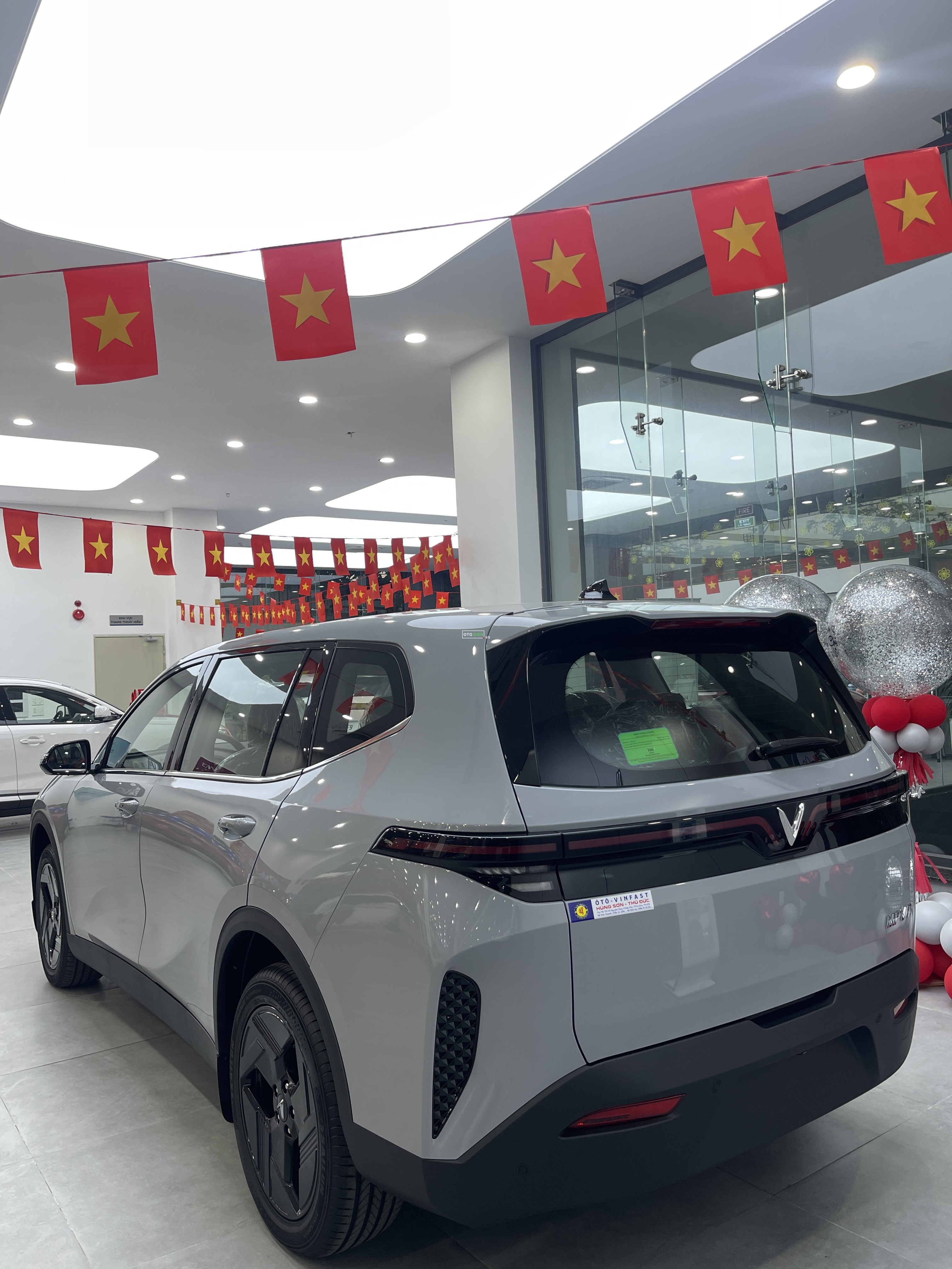 Vinfast MPV7 năm 2026 , màu xám nội thất nâu , xe mới4