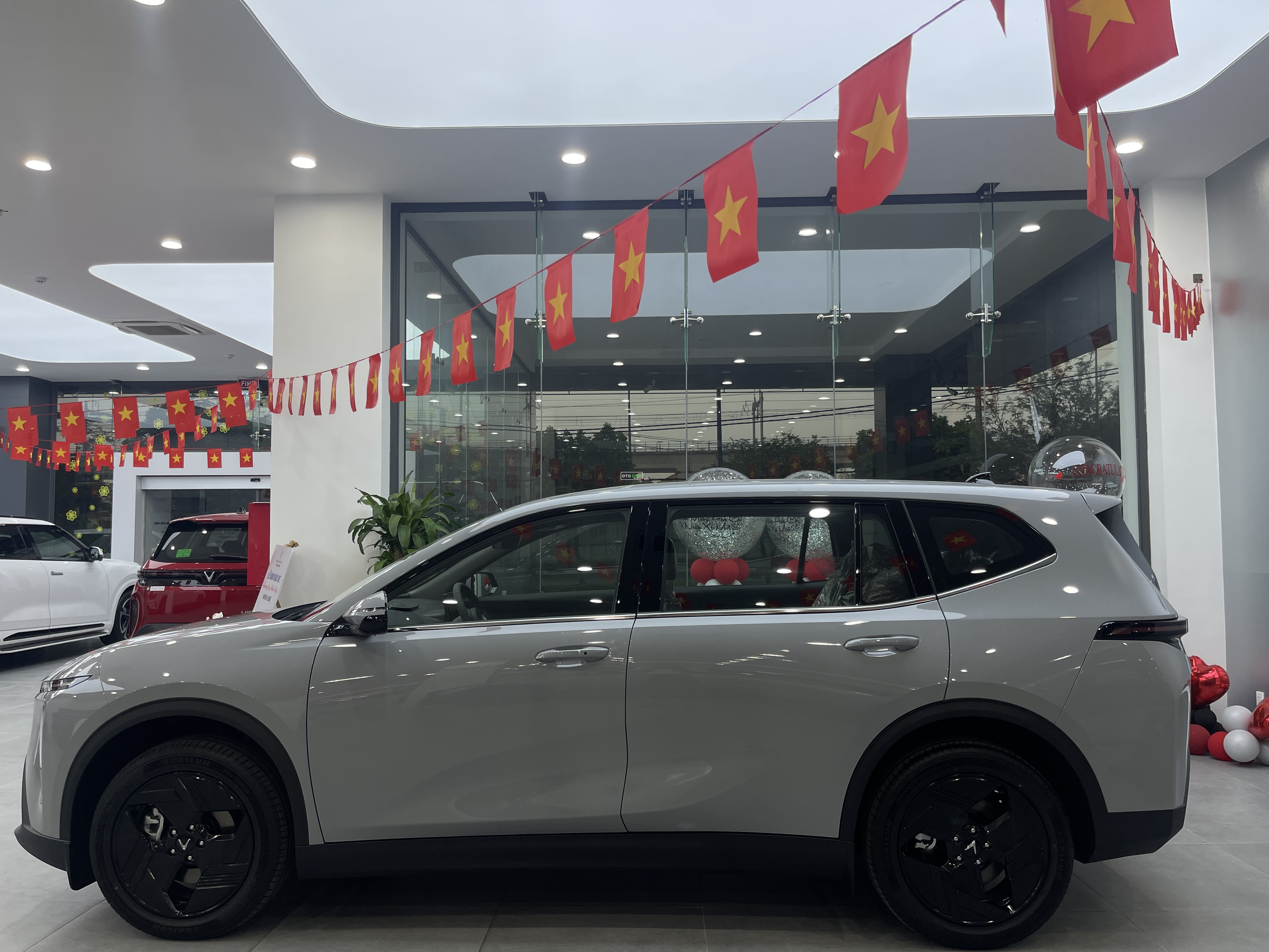 Vinfast MPV7 năm 2026 , màu xám nội thất nâu , xe mới5