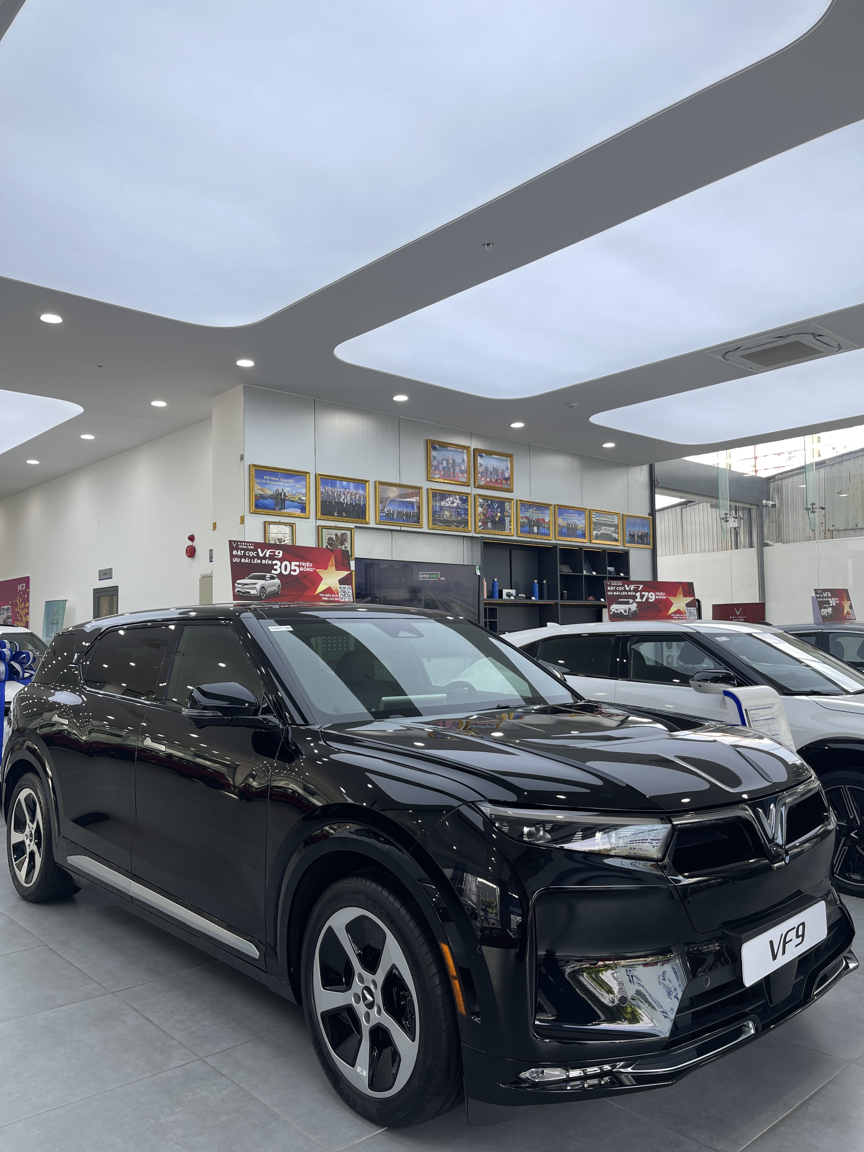 Vinfast VF9 Eco 2026 màu đen ( Mới)1