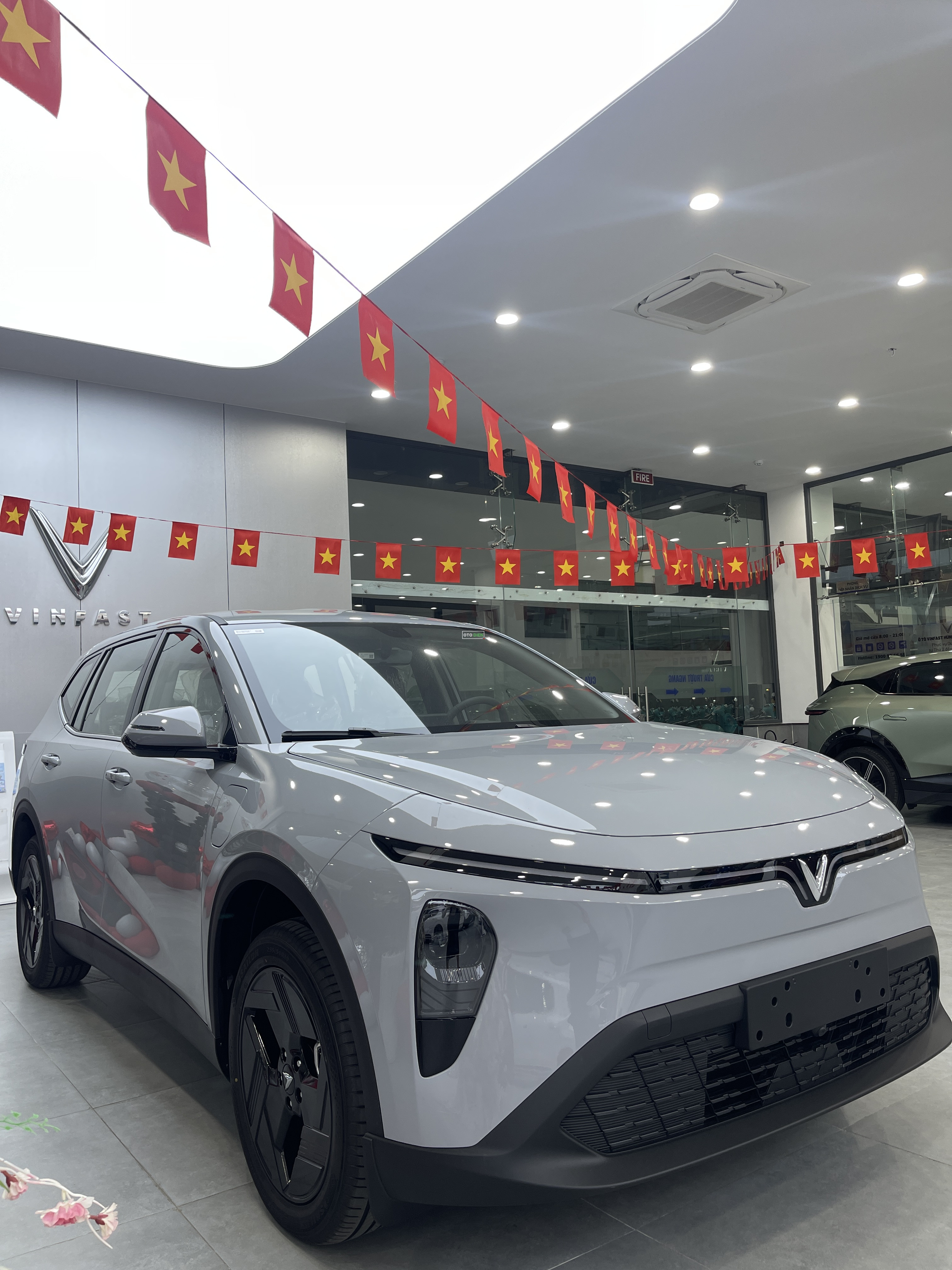 Vinfast MPV7 năm 2026 , màu xám nội thất nâu , xe mới3