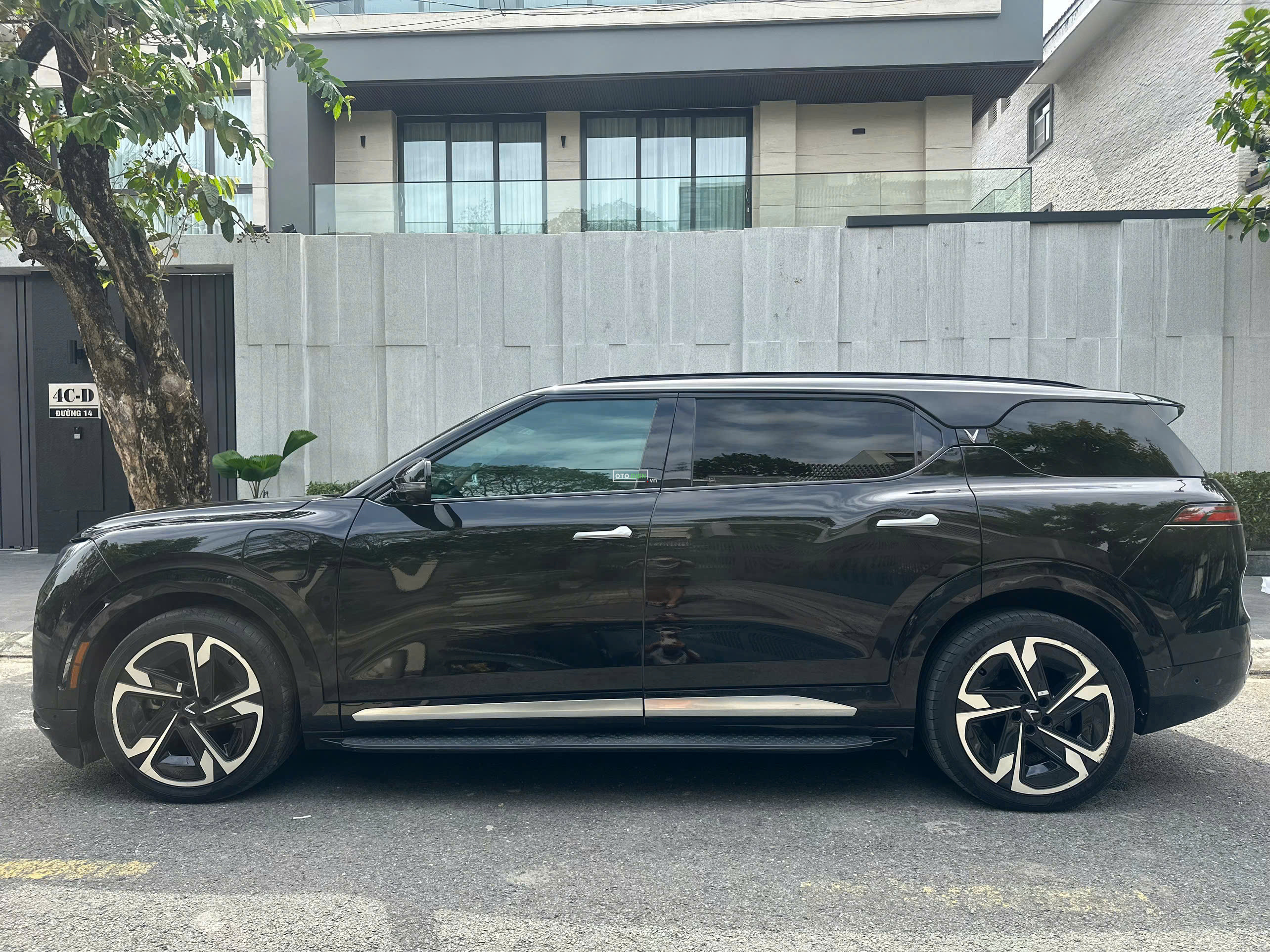 VinFast VF9 2025 Plus - 6000 km2