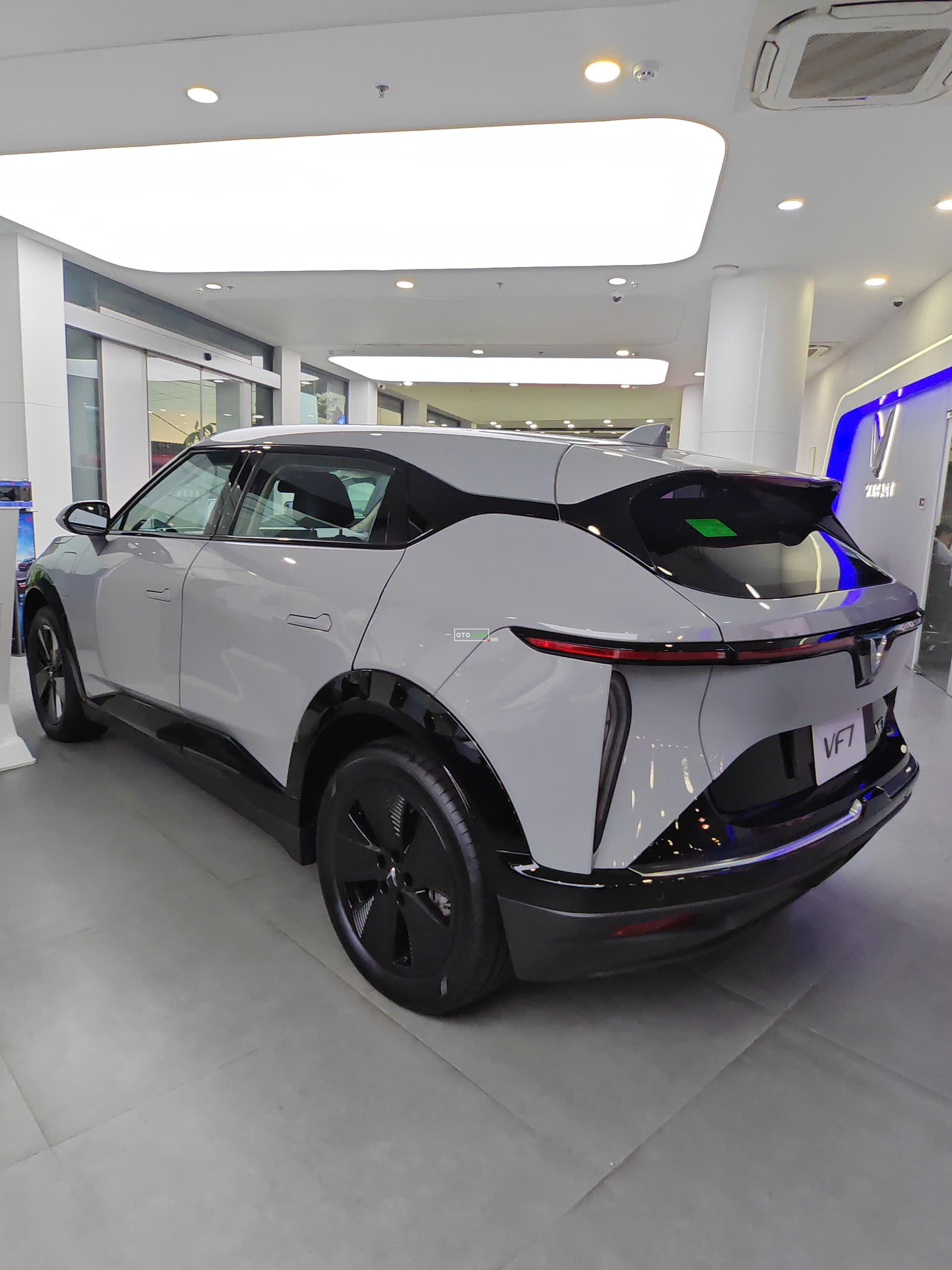Vinfast VF7 ECO 2026 màu xám1