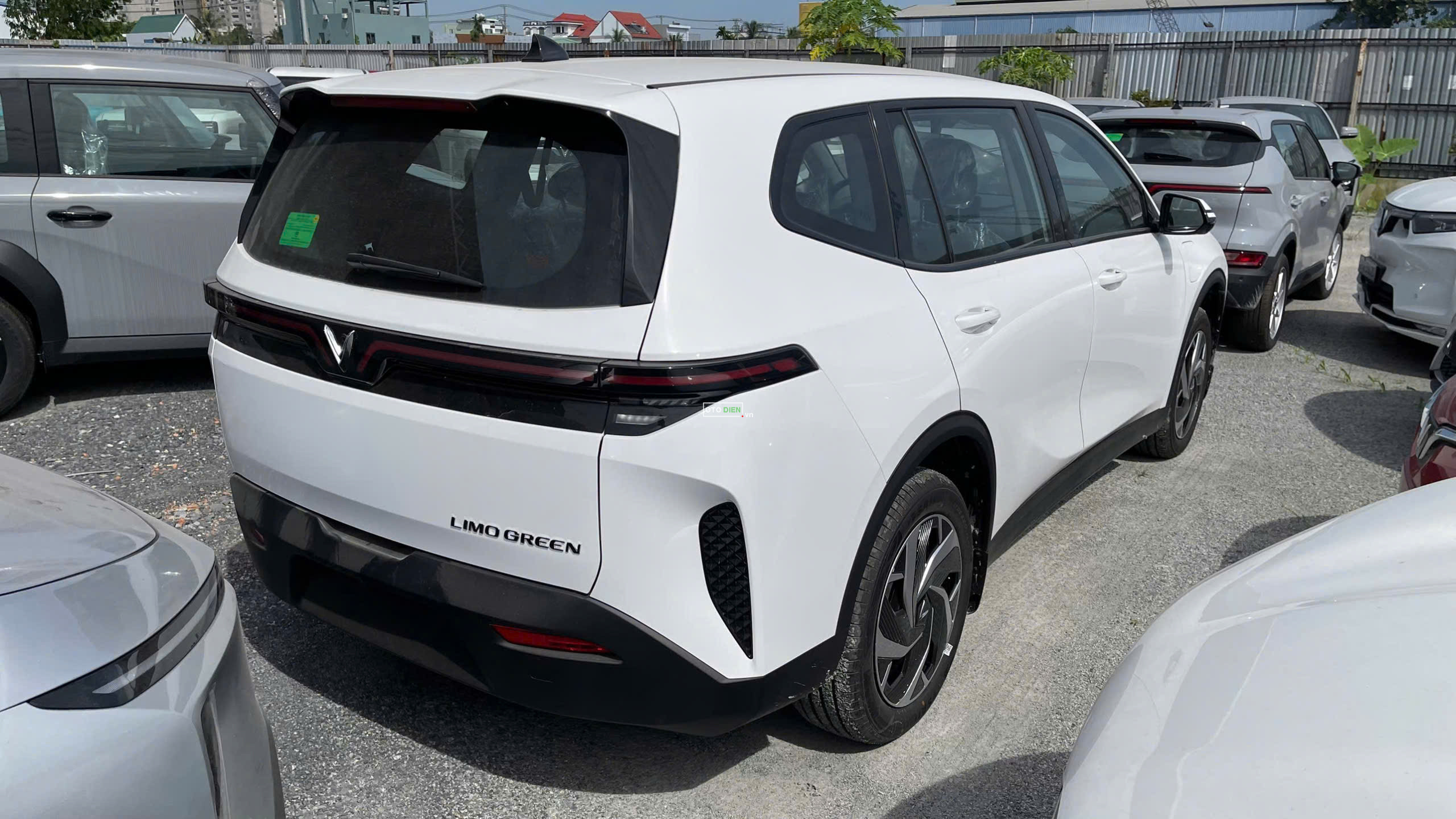 Vinfast Limo Green - Trắng - 2026 - Xe sẵn giao ngay1